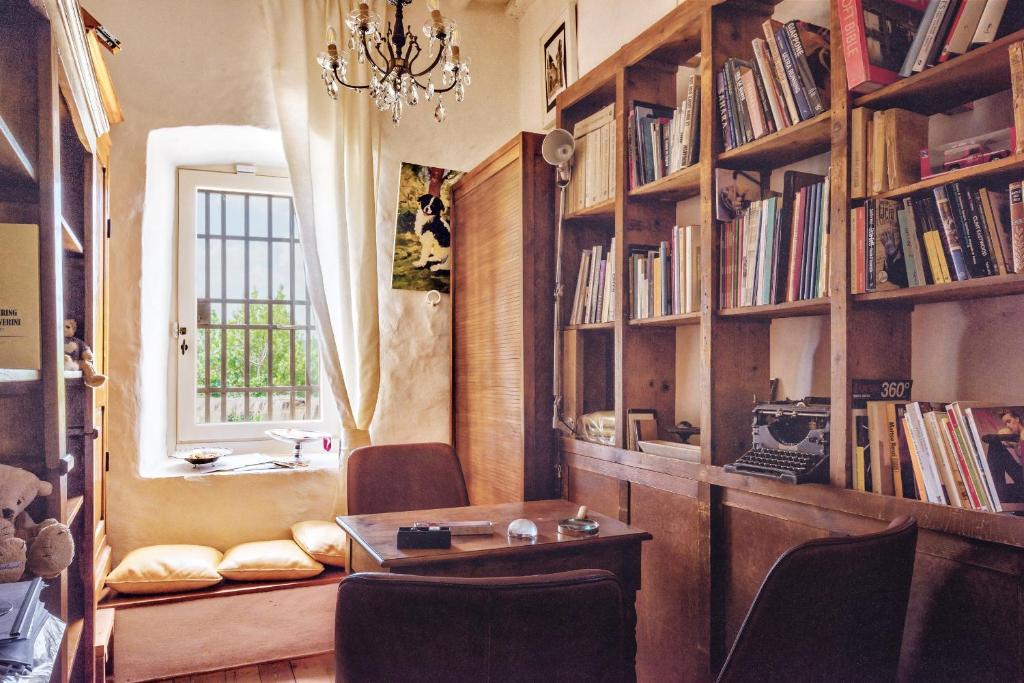 une chambre avec un bureau et des étagères de livres dans l'établissement Borgo Marcena, à Arezzo