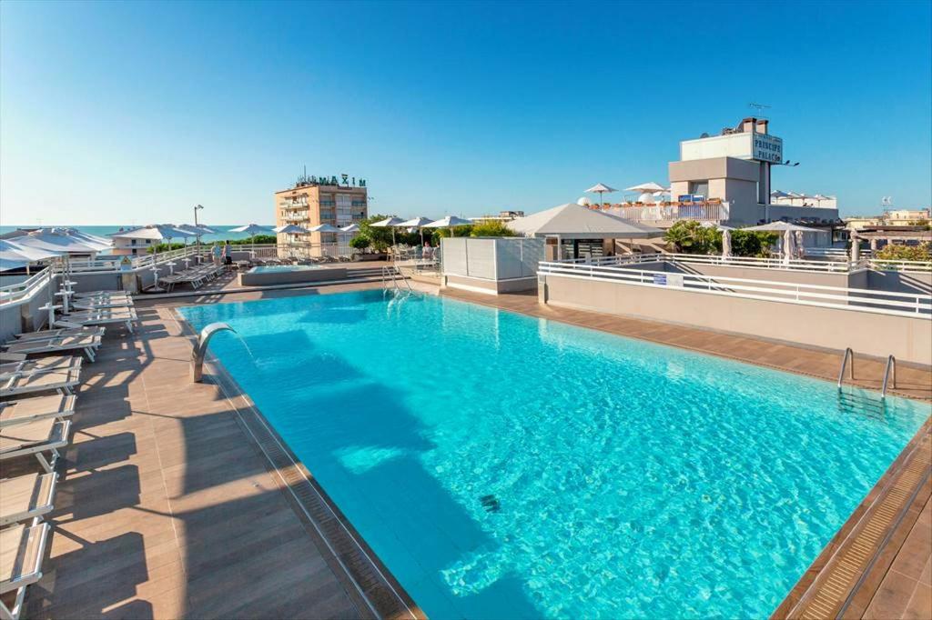 une grande piscine sur le toit d'un immeuble dans l'établissement Hotel Principe Palace, à Lido di Jesolo