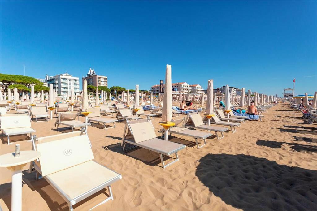 - une plage de sable avec des chaises et des parasols dans l'établissement Hotel Principe Palace, à Lido di Jesolo