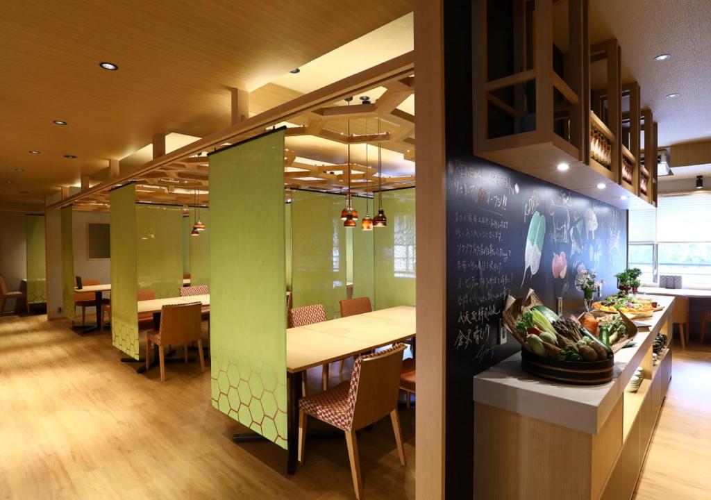 une salle à manger avec une longue table et des chaises dans l'établissement Uematsuya, à Ueda