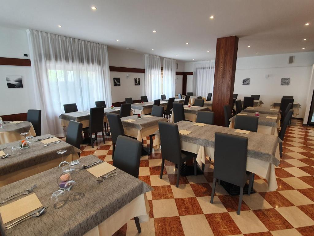un restaurant avec des tables et des chaises dans une salle dans l'établissement Hotel Sole, à Eraclea Mare 37 autres photos