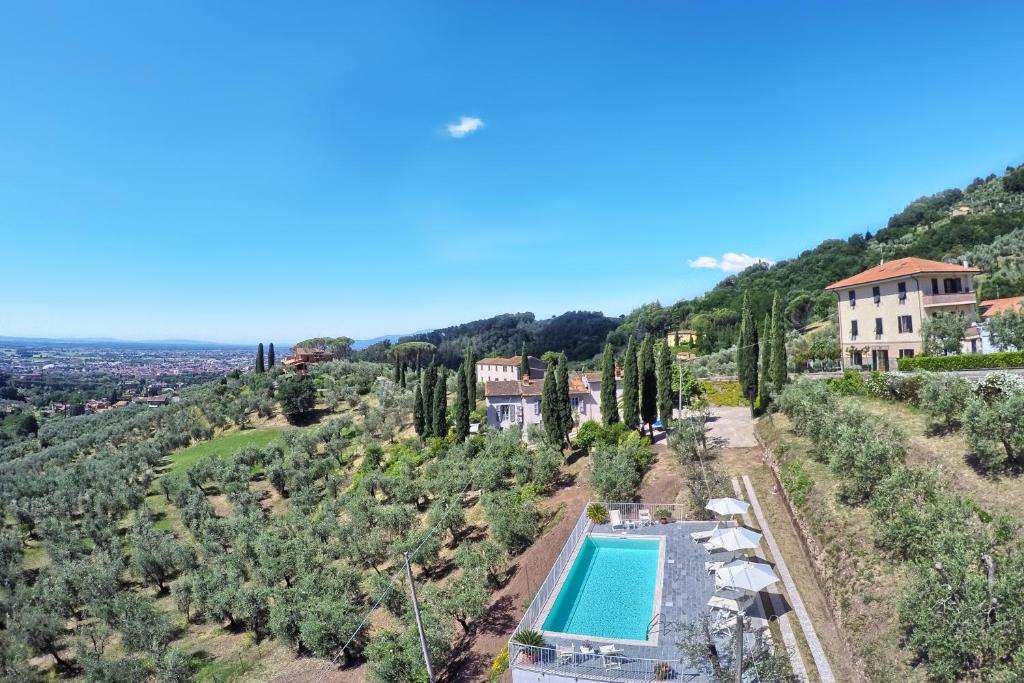 une vue aérienne d'une villa avec piscine dans l'établissement Villa Maona - con piscina tra Firenze e Pisa, à Montecatini Terme