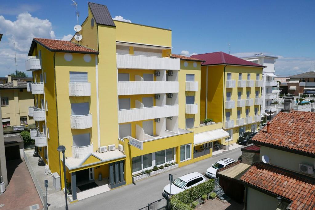 une vue aérienne d'une rue de la ville avec des bâtiments dans l'établissement Hotel Nederland, à Caorle