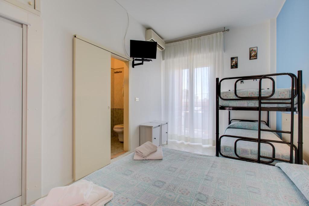 - une chambre avec 2 lits superposés et un miroir dans l'établissement Hotel Sant'Angelo, à Riccione