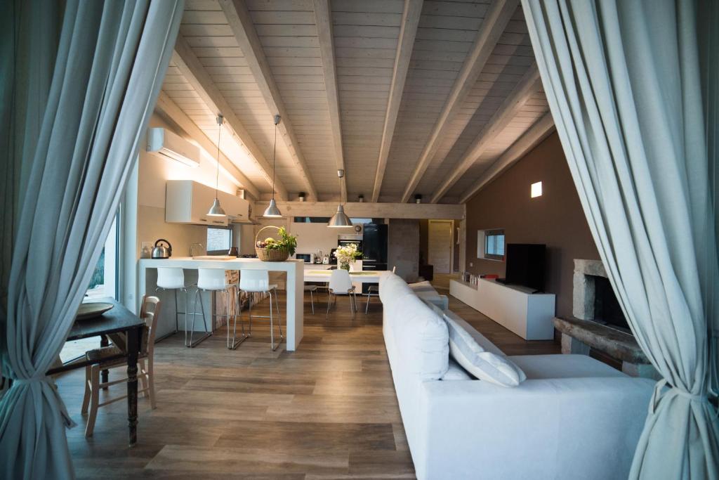 un salon avec un canapé blanc et une table dans l'établissement Dimora Millepietre, à Alberobello