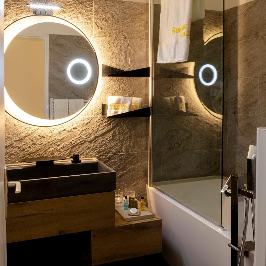 une salle de bain avec un lavabo et un miroir dans l'établissement Hotel SNOW CHILL, à Risoul 37 autres photos