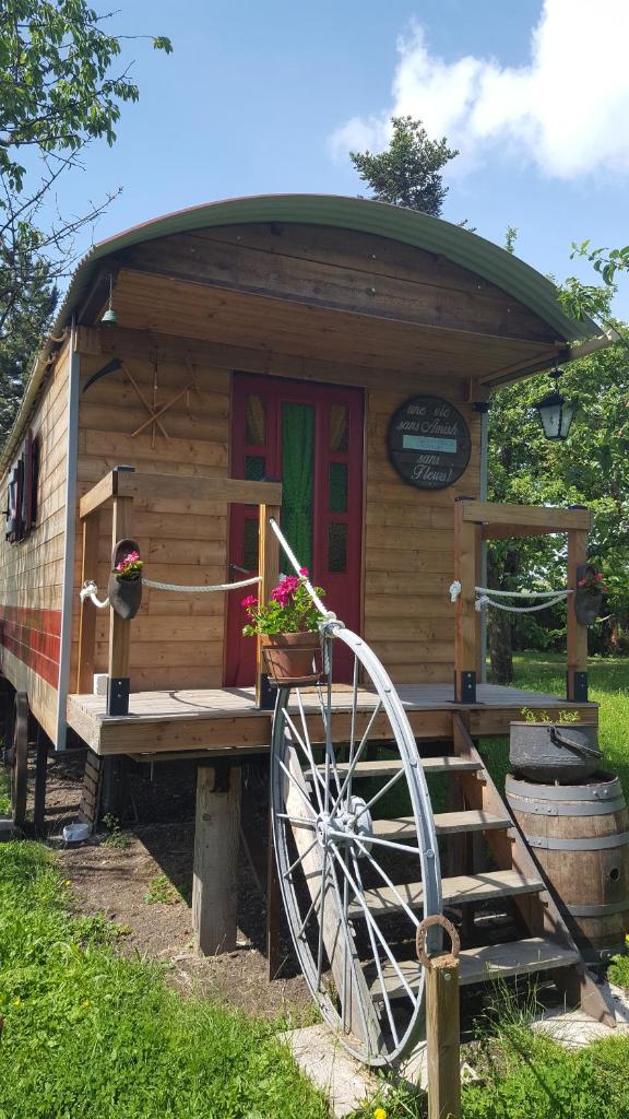 LA ROULOTTE DES AMISH & Bain Nordique à Remous Jacuzzi 8