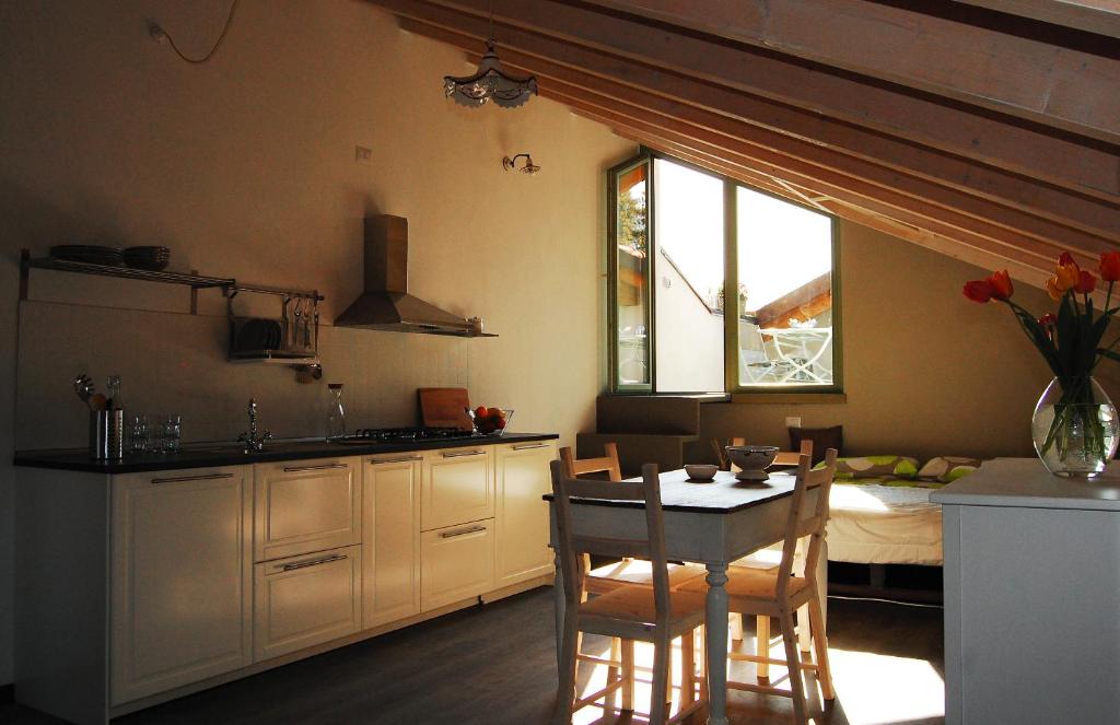 une cuisine et une salle à manger avec une table et des chaises dans l'établissement Il Bosso del Lago d'Orta, à Ameno