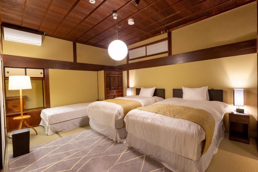 une chambre avec deux lits dans une pièce dans l'établissement Iizukatei, à Nakagawa