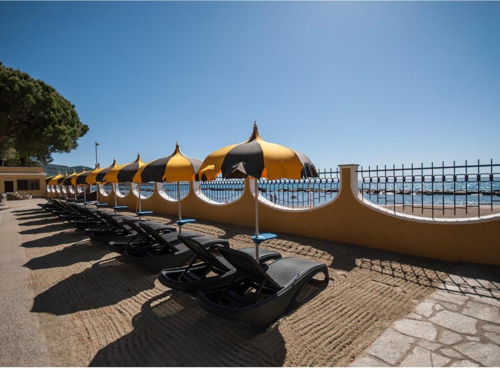 une rangée d’équipements d’exercice sur le côté d’un bâtiment dans l'établissement Residenza Abbo, à Diano Marina