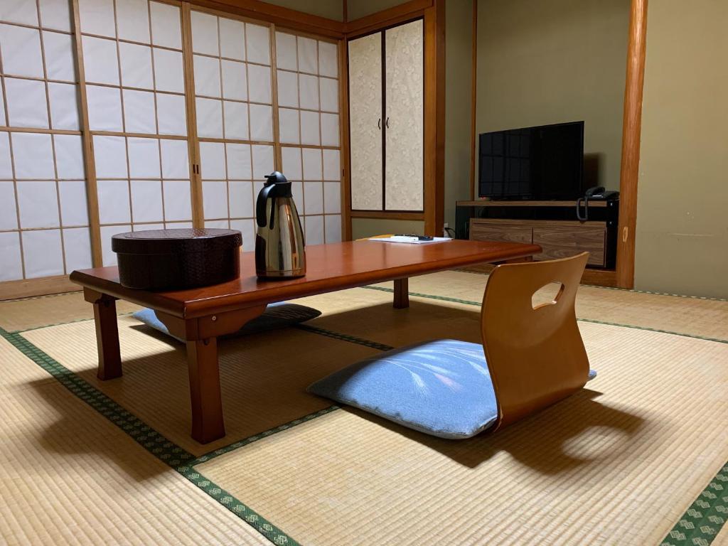 - une table basse et une chaise dans la chambre dans l'établissement Manten-no-Hoshi, à Hakone