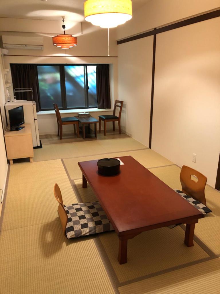 un salon avec une table et des chaises dans l'établissement Manten-no-Hoshi, à Hakone 37 autres photos