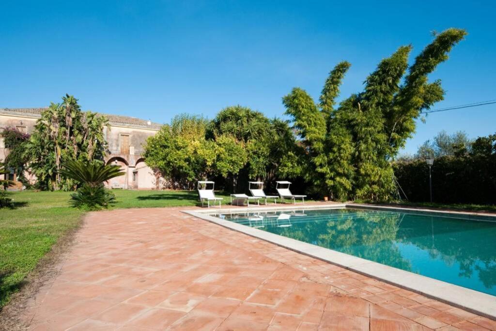 une piscine dans la cour d'une maison dans l'établissement villa dei limoni, à San Leonardello