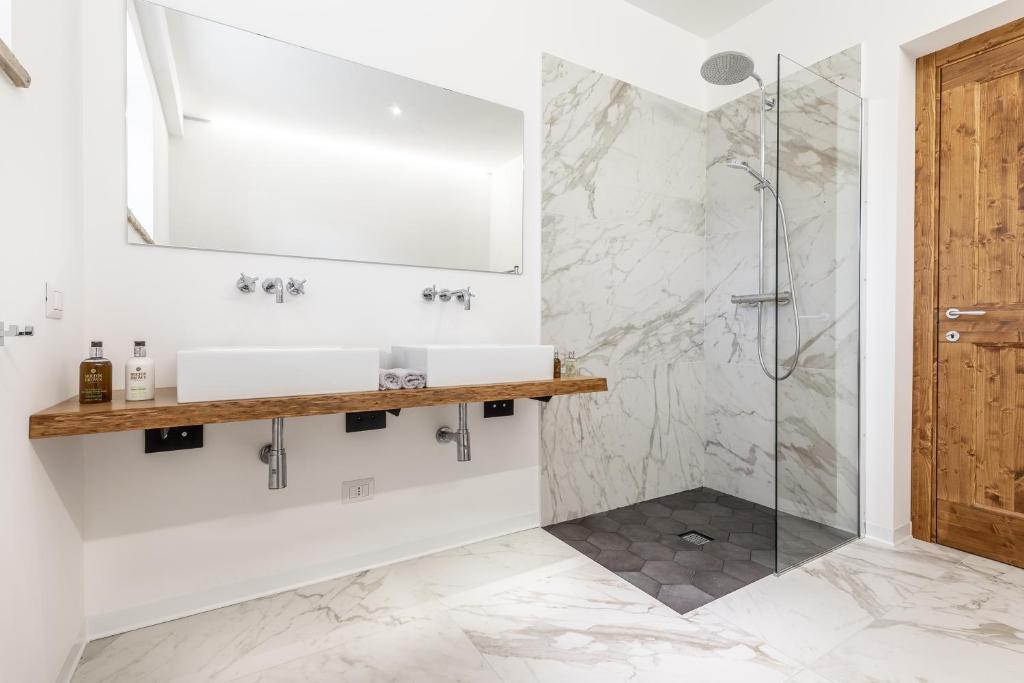 une salle de bain avec un lavabo et une douche dans l'établissement Villa Saltregna, à Cervidone