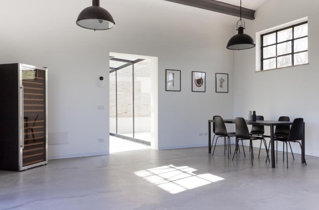une salle à manger avec une table et des chaises noires dans l'établissement Villa Saltregna, à Cervidone