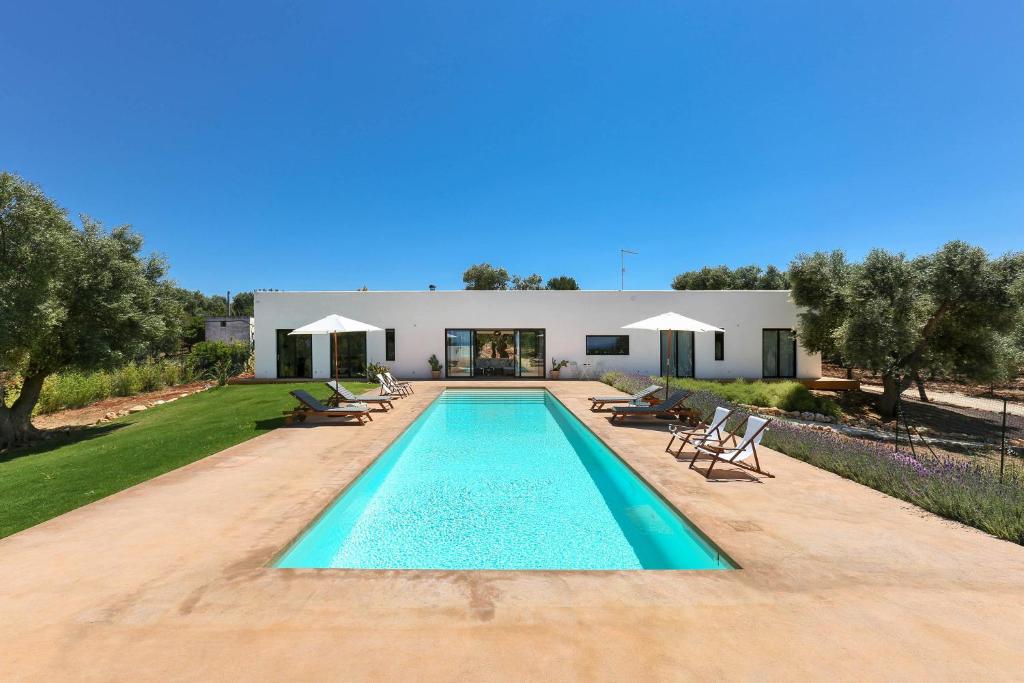 une piscine devant une maison dans l'établissement Villa Malusida by Perle di Puglia, à Carovigno