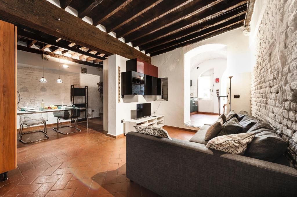 Hostly - Garden House near the Tower - Historical house with Private Garden 5