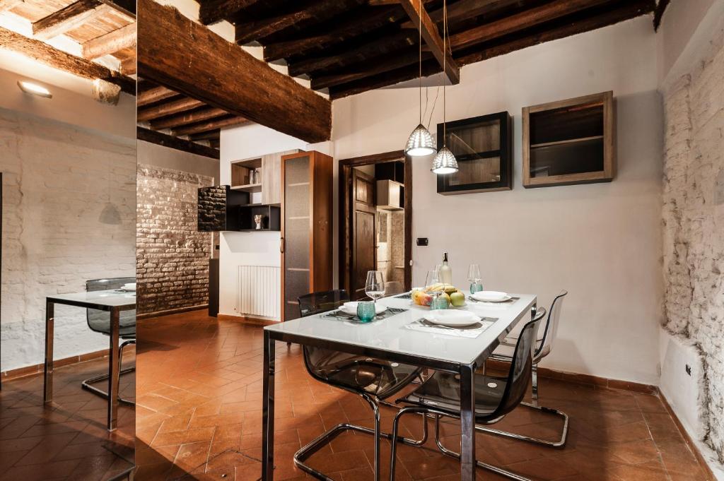 Hostly - Garden House near the Tower - Historical house with Private Garden 4