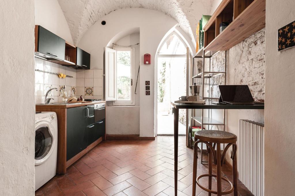 Hostly - Garden House near the Tower - Historical house with Private Garden 8