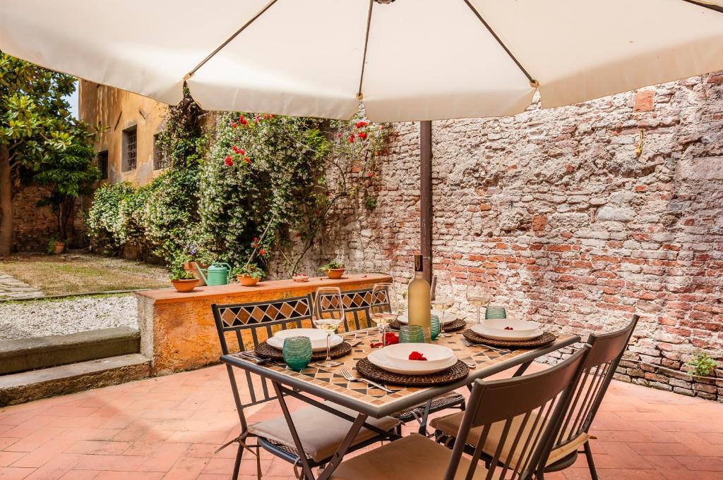 Hostly - Garden House near the Tower - Historical house with Private Garden 6