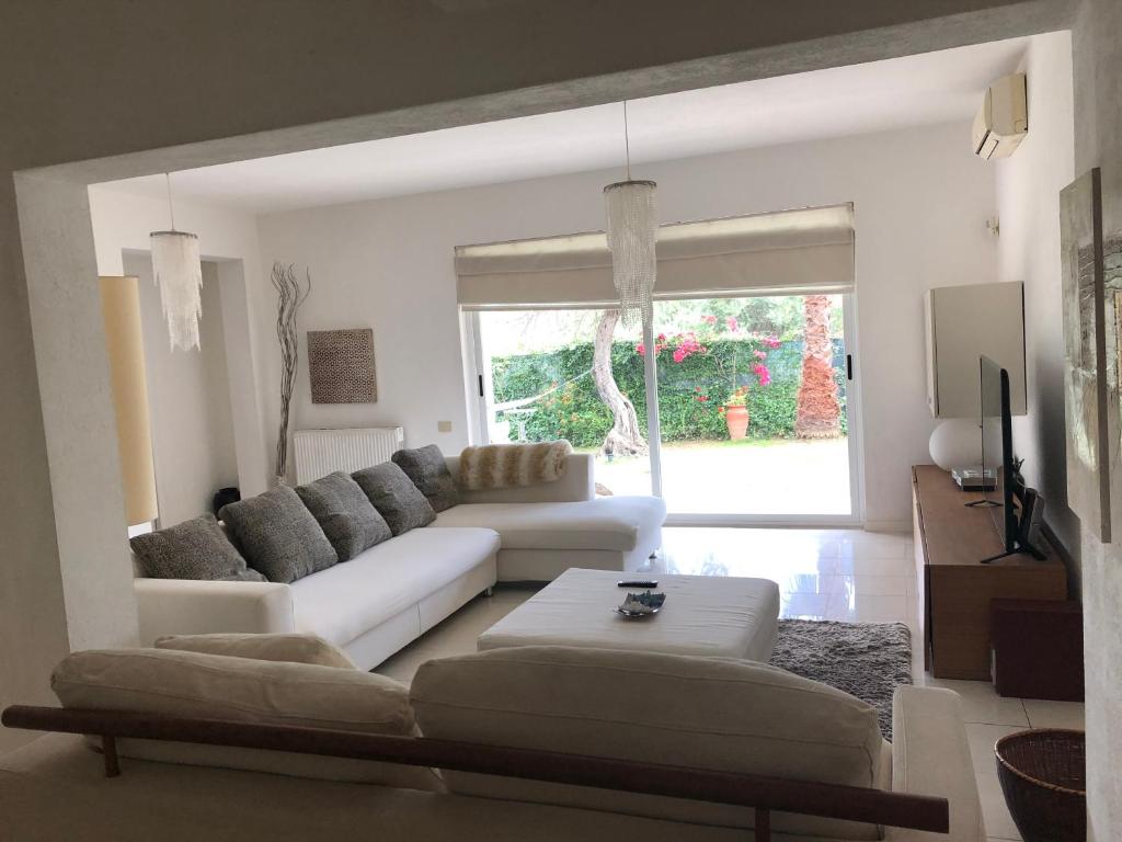 un salon avec un canapé et une table dans l'établissement Villa Ines con piscina sud Sardegna, à Capoterra