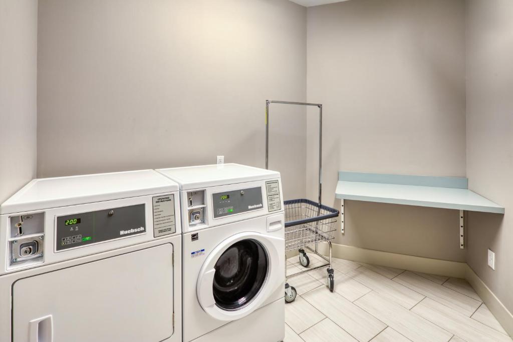 Holiday Inn Express & Suites - Charlotte - South End, an IHG Hotel Image