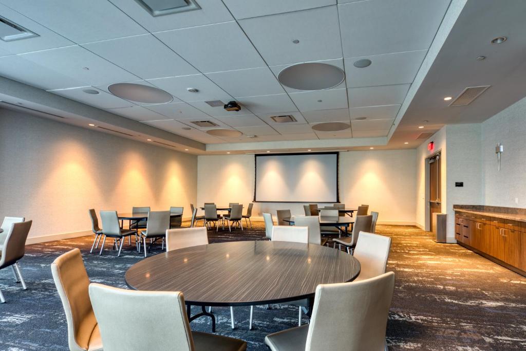 Holiday Inn Express & Suites - Charlotte - South End, an IHG Hotel Image