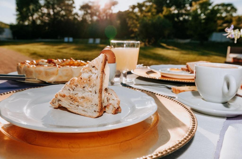 une table avec une assiette de nourriture et un sandwich dans l'établissement Alle Pendici del Conero, à Sirolo