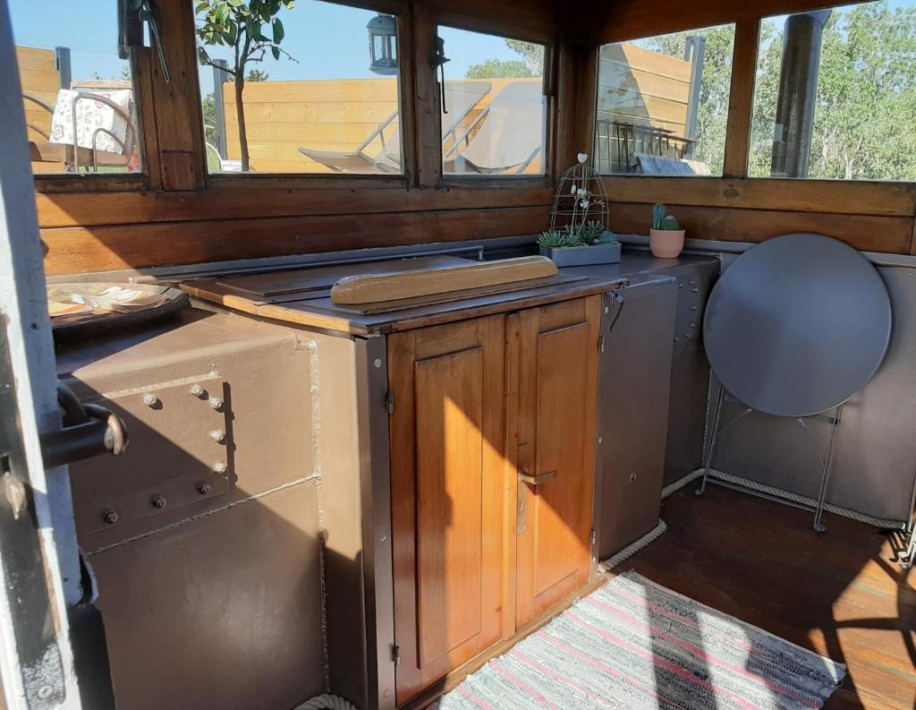 - une cuisine avec un vieux poêle dans une maison dans l'établissement Péniche La Belle Aimée, à Aigues-Mortes