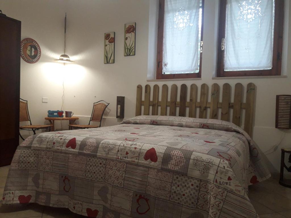 une chambre avec un lit avec une couverture dessus dans l'établissement La casa di Eva, à Castel Viscardo