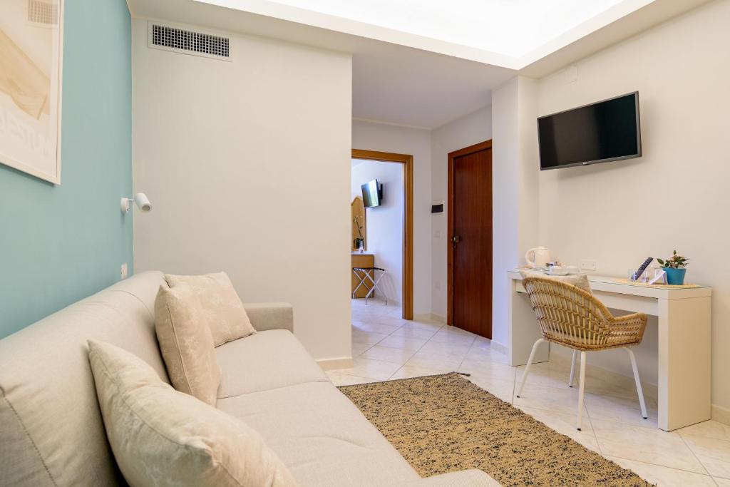 - un salon avec un canapé blanc et un bureau dans l'établissement Hotel Mandetta - Adults Only, à Paestum