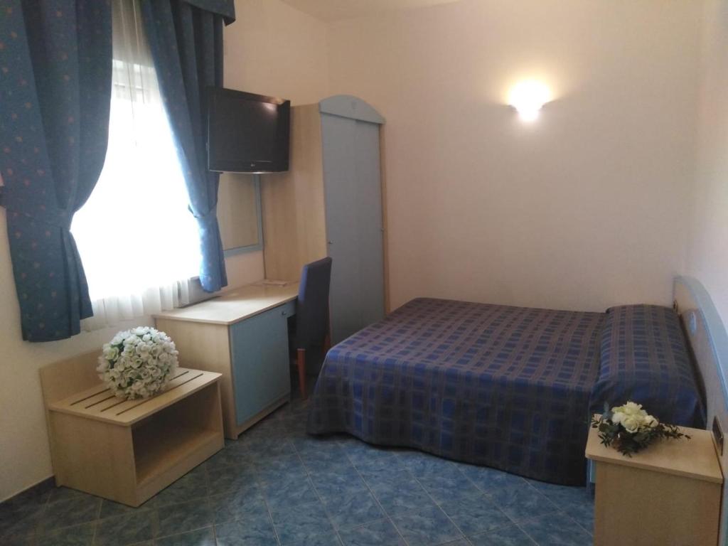 une chambre d'hôtel avec un lit et une fenêtre dans l'établissement Belvedere Hotel Club, à Belvedere Marittimo 31 autres photos