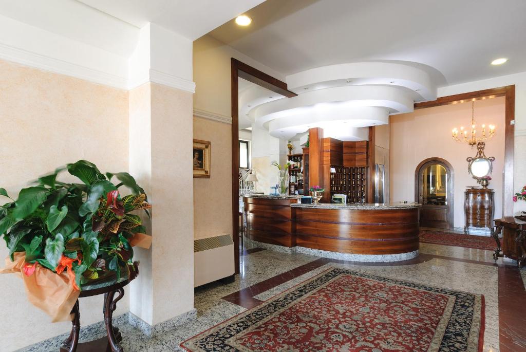 un hall d'entrée avec un bar au milieu d'un bâtiment dans l'établissement Hotel Residence Villa Jolanda, à Lido di Camaiore 21 autres photos