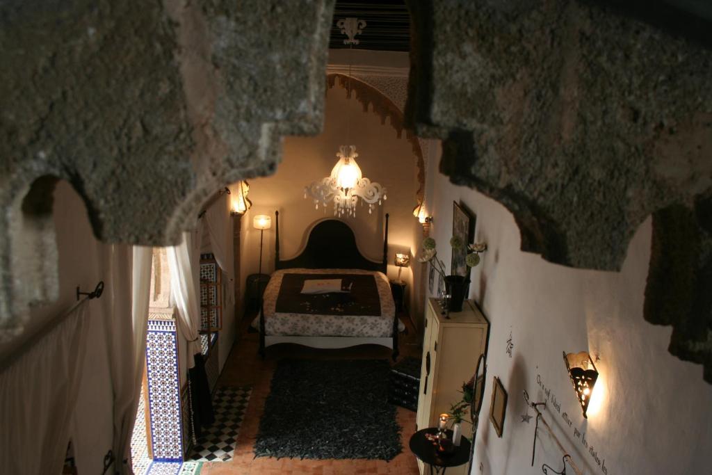 - une vue sur une chambre avec un lit dans l'établissement Dar Mayssane, à Rabat