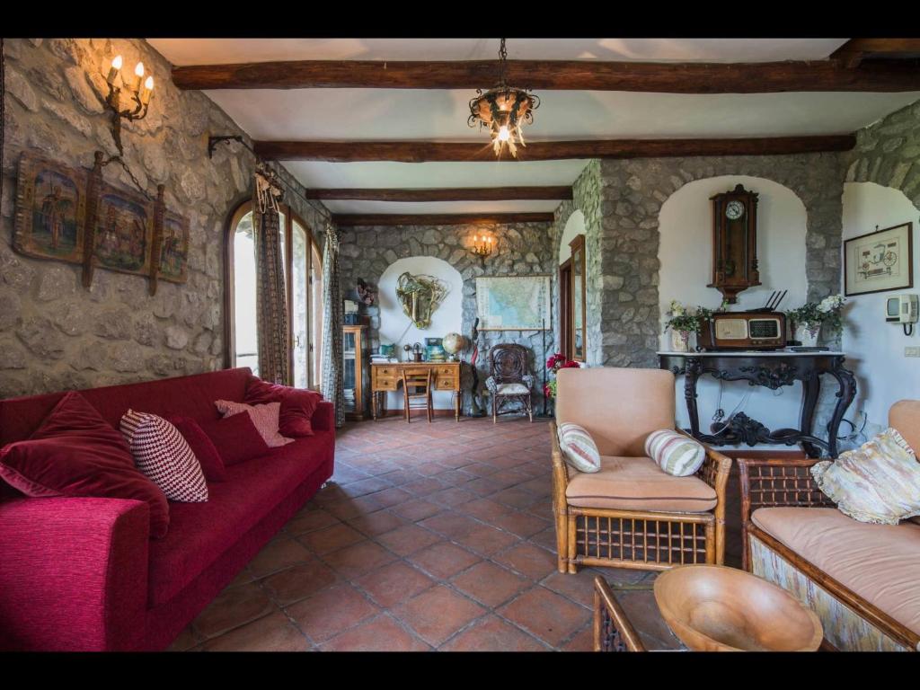 - un salon avec un canapé et des fauteuils rouges dans l'établissement Rocca Angelica, à Vico Equense