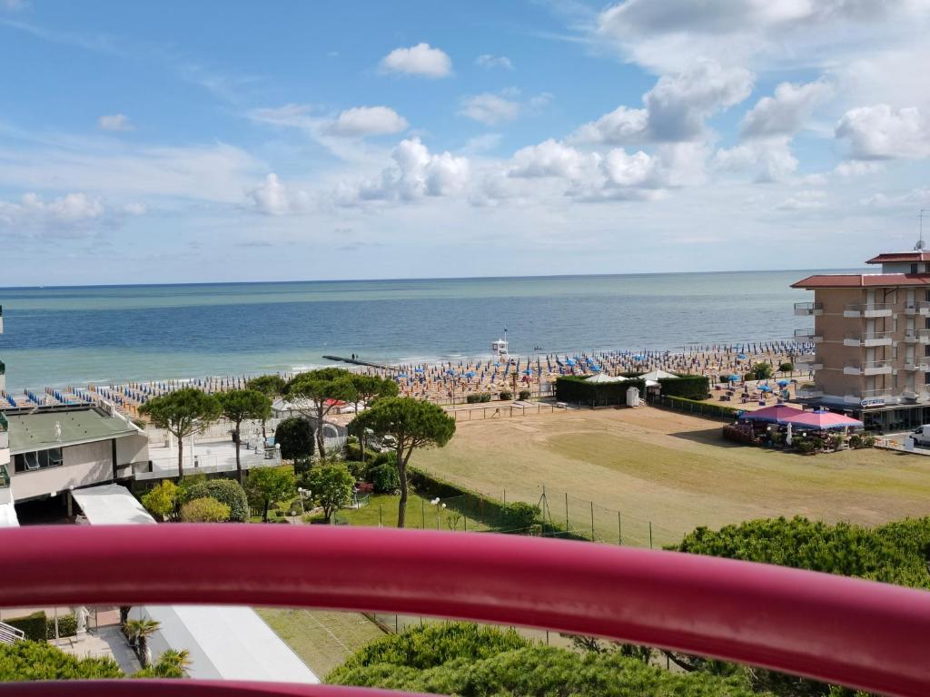 - une vue sur la plage et l'océan depuis une voiture dans l'établissement Hotel Coppe Jesolo, à Lido di Jesolo