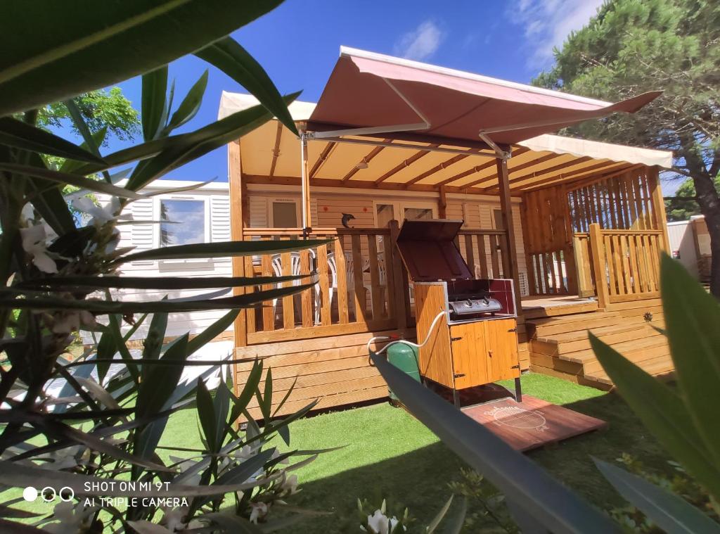 une cabane en bois avec un grill dans la cour dans l'établissement MAR ESTANG, à Canet