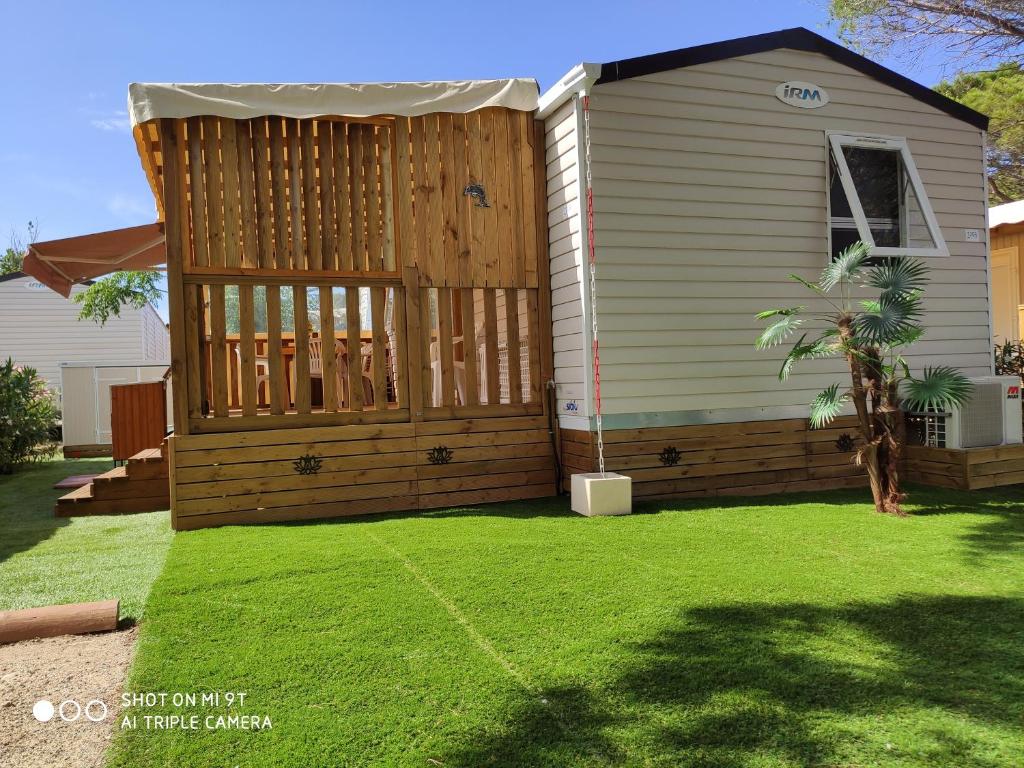 une arrière-cour avec une porte en bois et une maison dans l'établissement MAR ESTANG, à Canet