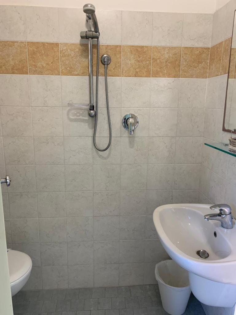 une salle de bain avec douche et lavabo dans l'établissement Hotel Levante Convenzionato ITALIA IN MINIATURA, à Riccione