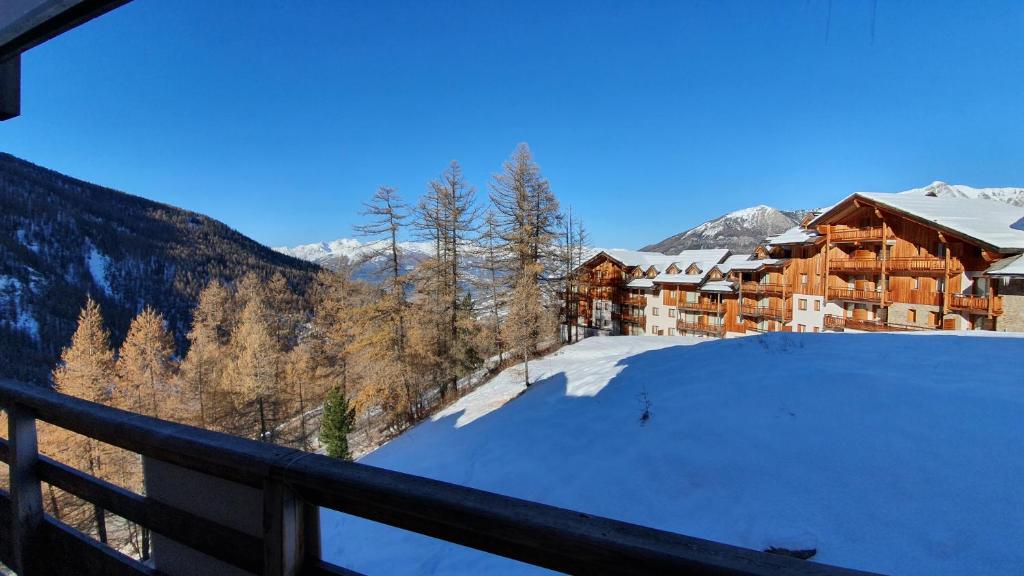 - une vue sur un lodge dans la neige dans l'établissement Appartement 3 étoiles 6 personnes les Orres 1800, aux Orres