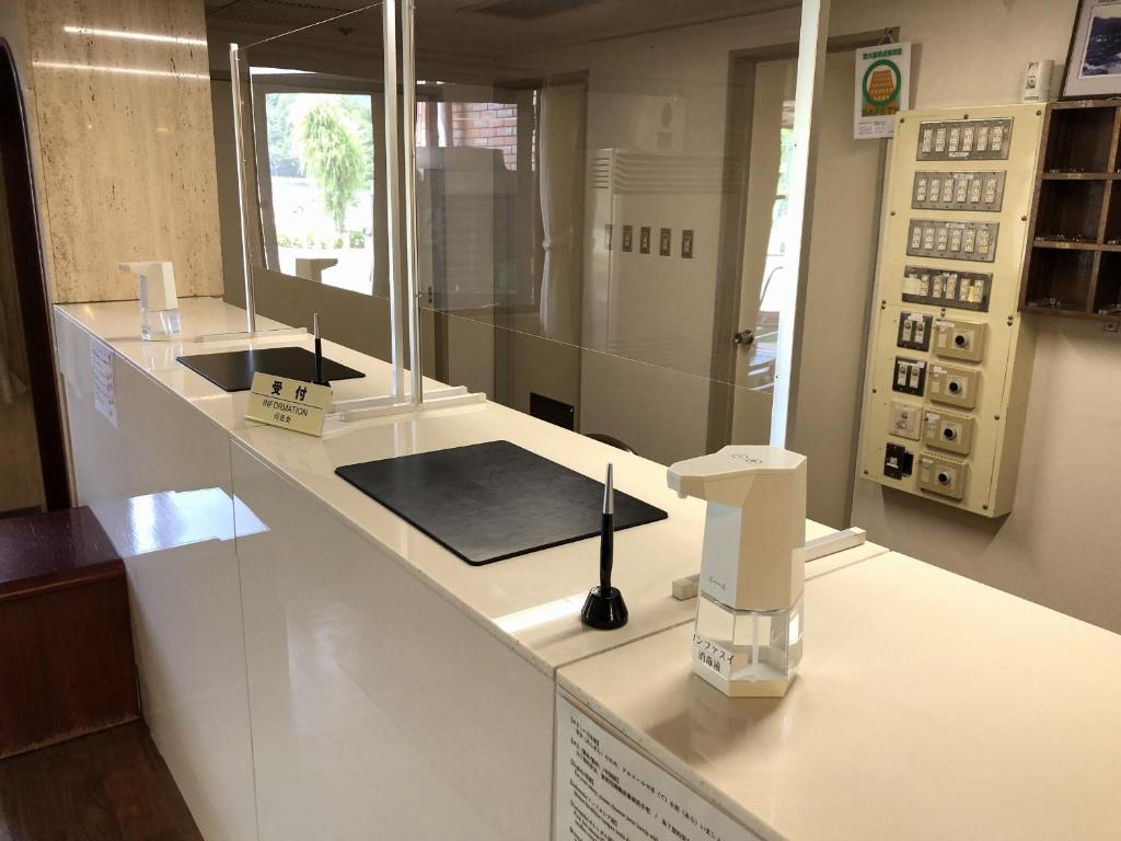 un compteur de laboratoire blanc avec une machine sur lui dans l'établissement Shiki-no-Yado Fujisan, à Fujikawaguchiko