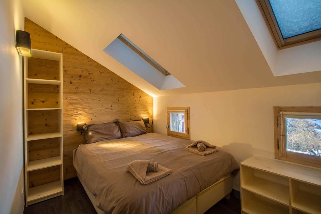 une chambre avec un lit avec deux serviettes dessus dans l'établissement 30 Praz Ski-in Ski-out Vallandry - Les Arcs - Paradiski, à Peisey-Nancroix