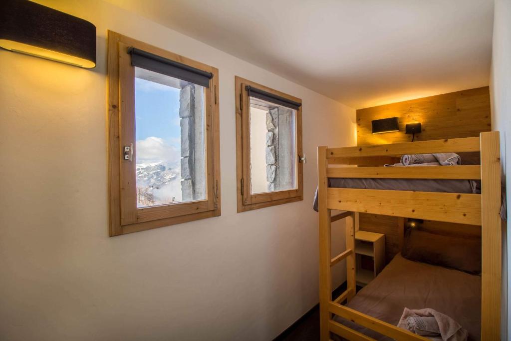 une chambre avec deux lits superposés et une fenêtre dans l'établissement 30 Praz Ski-in Ski-out Vallandry - Les Arcs - Paradiski, à Peisey-Nancroix