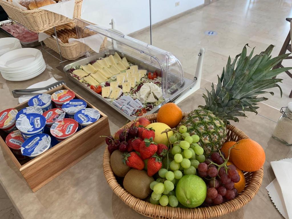 - un panier de fruits sur un comptoir dans l'établissement Hotel Levante Convenzionato ITALIA IN MINIATURA, à Riccione 44 autres photos