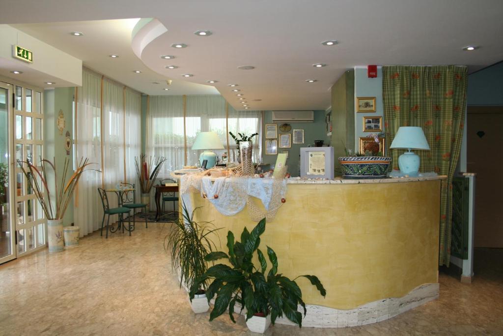 un hall avec un comptoir jaune et un bar dans l'établissement Hotel Diamante, à Francavilla al Mare