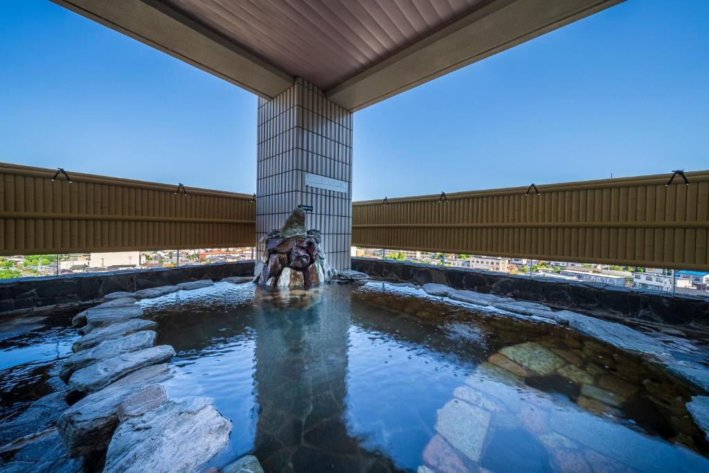 une fontaine dans un bassin d'eau dans un bâtiment dans l'établissement onsen hotel OMOTO, à Matsumoto 21 autres photos