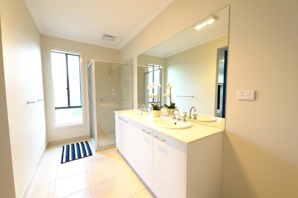 6 Bedrooms Contemporary Big House at Pakenhem 3