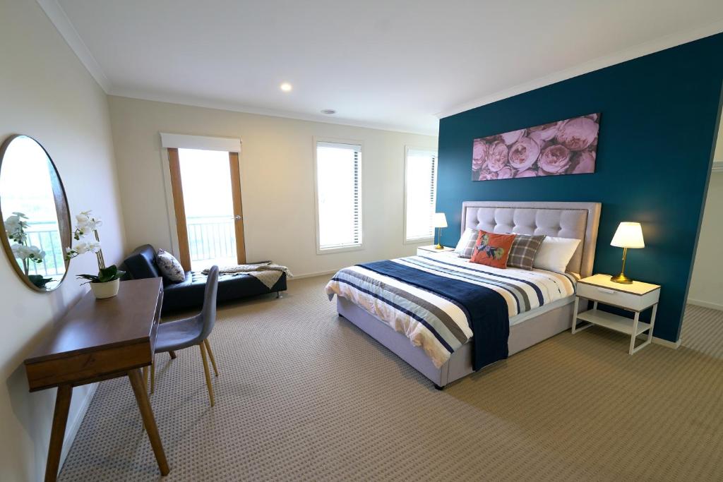 6 Bedrooms Contemporary Big House at Pakenhem 2