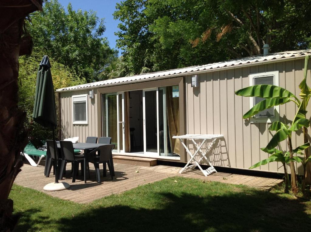 un patio avec une table et un bâtiment dans l'établissement TOPSUN Argelès La Sirène 3 bedroom Max 4 adulte et 2 des ses enfants, à Argelès-sur-Mer