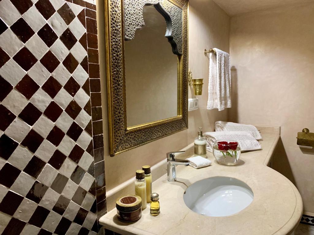 une salle de bain avec un lavabo et un miroir dans l'établissement Riad Miral, à Marrakech 34 autres photos